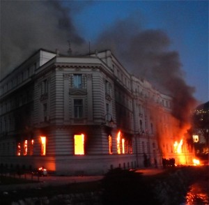 Das brennende Gebäude der Regionalregierung in Sarajevo 