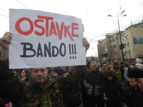 Ex-Soldat mit dem Plakat: Bande tritt zurück