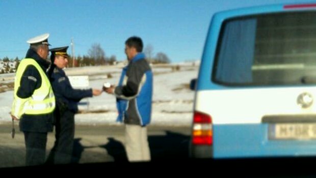 Auch der Teambus entkommt den Kontrollen nicht. Hier wird Mladen zum vierten Mal kontrolliert.