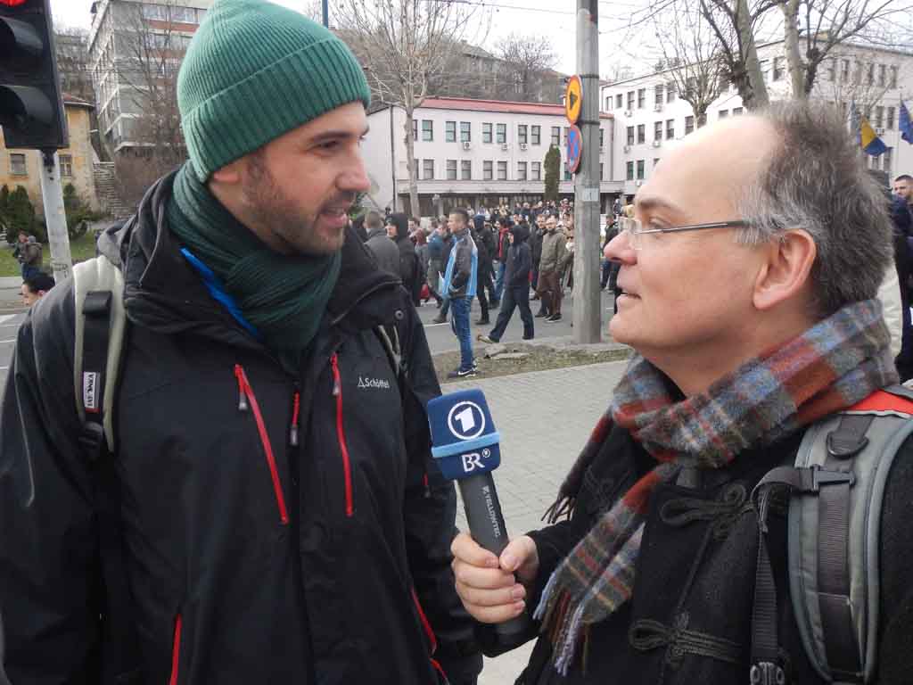 Stephan Ozsváth mit Dennis Gratz auf einer Demo in Sarajevo.