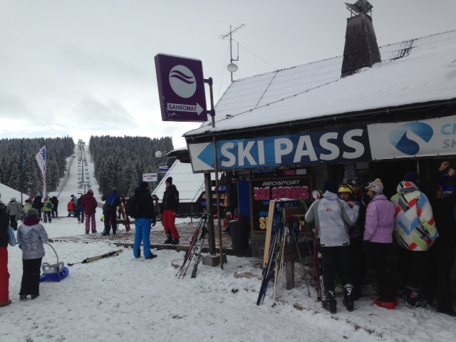 Skipässe gibt es nur an den offiziellen Verkaufsstellen. Ski-Pisten Polizei ließ letztes Jahr einen Schwarzhändler-Ring auffliegen.
