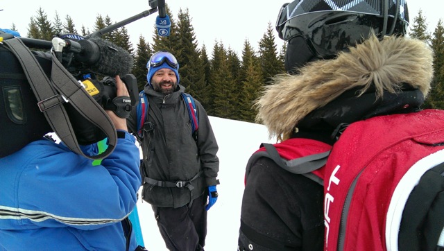 Tomislav Tiska erzählt Susanne wie er auf die Idee gekommen ist Free-Rider mit der Pistenraupe auf die unberührten Berge Mazedoniens zu fahren. In Europa ist er der einzige. Auf der ganzen Welt gibt es das nur noch in Kanada, Chile und den USA.