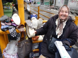 Safija Karic verkauft ihre selbst gestrickten Socken in Sarajevo
