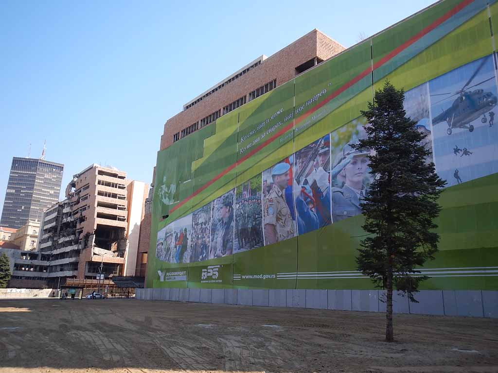 2014 verdeckt die Riesenreklame des staatlichen Rüstungskonzern Jupoimport die Ruine des zerbombten Generalstabs Foto: Dejan Stefanovic