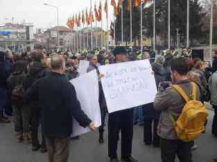 Demonstration vor dem Regierungsgebäude