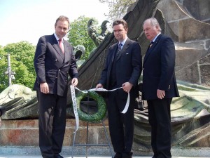 Karl Habsburg (li) und sein Bruder Georg Habsburg (mi) bei der Kranzniederlegung. Foto: Dejan Stefanovic