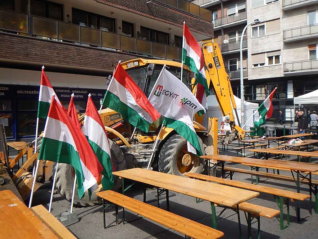 Bildunterschrift: Oppositionsfeier mit Bagger. Foto: Attilah Poth