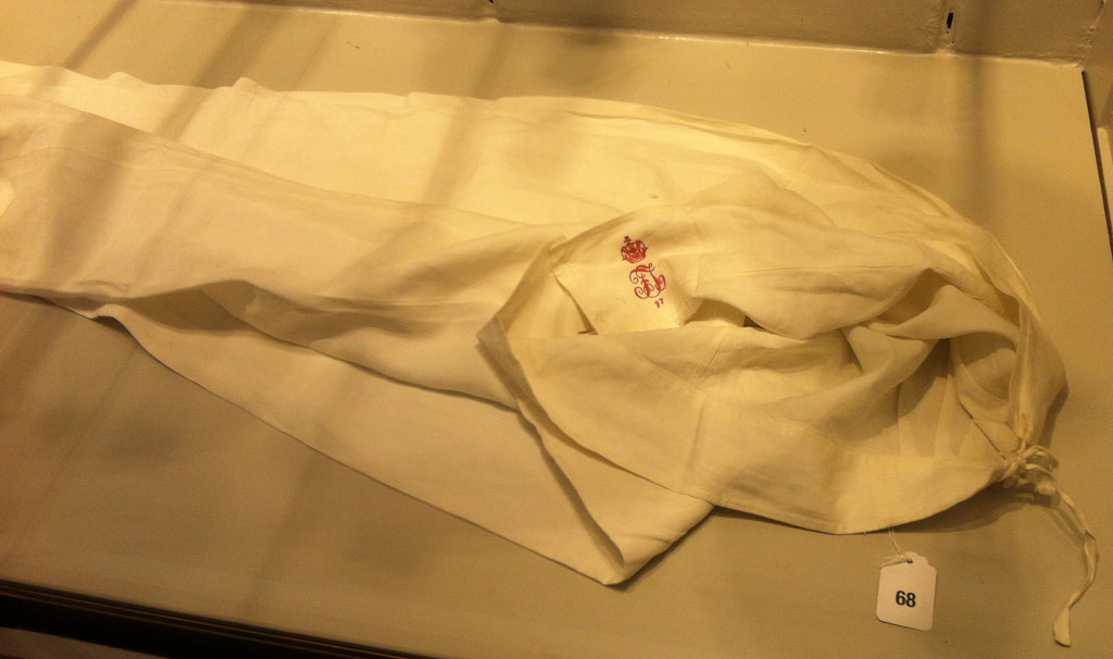 Kaiserhaus-Auktion in Wien - persönliche Uniformunterhose von Kaiser Franz Joseph I mit Monogramm - Foto: BR | Rupert Waldmüller