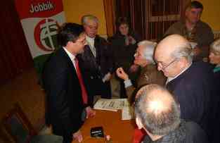 Fans umringen Jobbik Abgeordneten Gyöngyösi