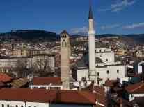 Moschee und Glockenturm vereint - Blick auf die Altstadt von Sarajevo - Foto: Karin Straka