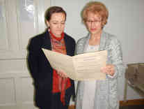 Sarajevo - Bibliotheksdirektorin Amra Residbegovic (re.) zeigt das Besuchsprogramm von 1914 - Foto: Eldina Jasarevic