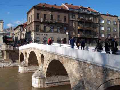 Sarajevo - Die Lateiner-Brücke mit dem kleinen Attentats-Museum im Hintergrund - Foto: Karin Straka