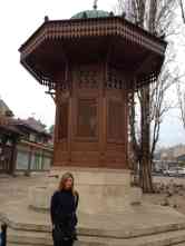 Das Wahrzeichen von Sarajevo - Belma Dzeko vor dem Sebilj-Brunnen - Foto: Ralf Borchard