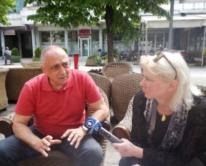 Skopje, Vangel Boschinovski (li) - Journalist und Architekt - Interview von Karla Engelhard (re) - Foto: BR | Schaban Bajrami