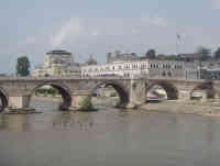 Skopje, am Fluss Vardar, im Hintergrund das VMRO Museum und die Festung Kale - Foto: BR | Schaban Bajrami