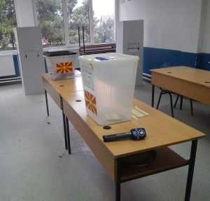 Wahl Lokal in Bukoviq, einem rein albanischen Dorf. Die Urne der Präsidentenpartei ist fast leer. Foto: BR | Schaban Bajrami