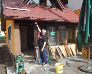 Bewohner von Olovo zeigt wie hoch das Wasser stand. Foto: BR I Eldina Jasarevic