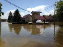 Die Armee transportiert Sandsäcke zum gebrochenen Dammabschnitt. Foto: BR | Gordan Godec