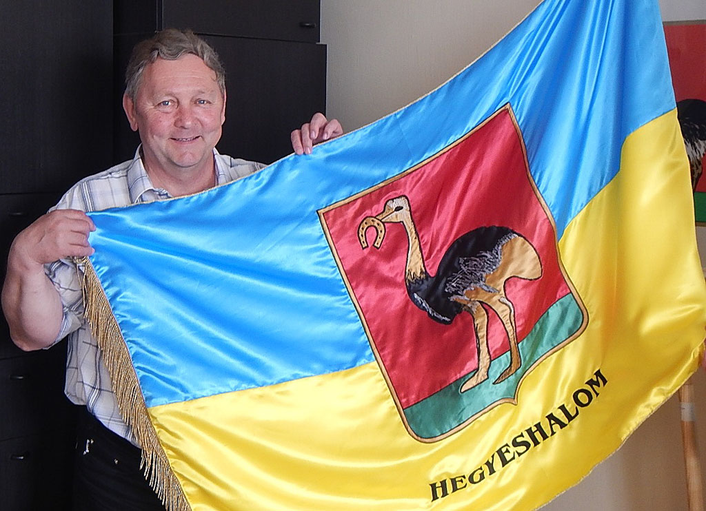 Bürgermeister Laszlo Szöke zeigt die Flagge von Hegyeshalom (1989 war er Zöllner an der Grenze) - Foto: BR | Attila Poth