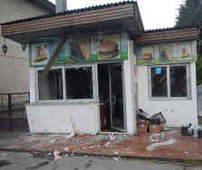 Zerstörter Schnellimbiss nach nächtlichen Krawallen in Skopje. Foto: BR I Shaban Bajrami