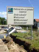 Die Willkommens-Tafel von Zupanija wurde von der Flut nicht mitgerissen. Foto: BR | Gordan Godec