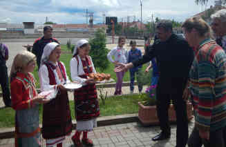 Traditioneller Empfang mit Brot und Salz. In diesem Fall für die EU-Delegation. Foto: BR | Schaban Bajrami