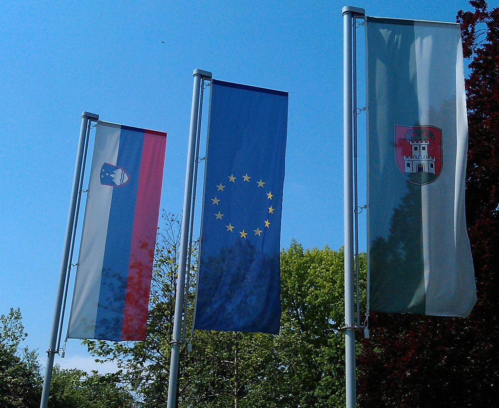 Die Flaggen von Slowenien, EU und Ljubljana - Foto: BR | Rupert Waldmüller