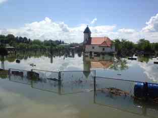 Die Fluten machen auch vor der Kirche in Gunja nicht halt. Foto: BR | Gordan Godec