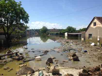 Das Wasser spühlt an, was es in den letzten Tagen mit sich gerissen hat. Foto: BR | Gordan Godec