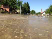 Fauliges Wasser steht in den Straßen von Gunja. Foto: BR | Gordan Godec