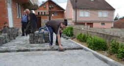 Renovierungsarbeiten für die bevorstehende Hochzeit. Foto: BR | Dardan Sadriu