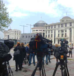 Skopje - Warten auf Nachrichten, die keiner sendet. - Foto: BR | Sasko Golov