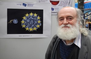 Jugoslav-Vlahovic vor seiner Karikatur. Foto: BR | Dejan Stefanovic