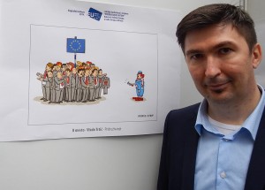 Vlado Trtic vor seiner Karikatur. Foto: BR | Dejan Stefanovic