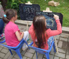 Wie siehst du die EU? Kinder beim malen. Foto: BR | Schaban Bajrami