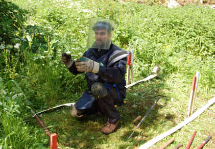 Minensucher bei der Arbeit. Foto: BR I Stephan Ozsváth