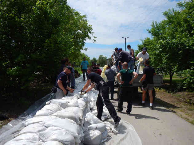 Bewohner von Morovic befestigen den Damm. Foto: BR | Dejan Stefanovic