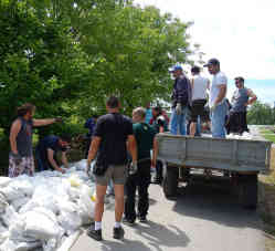 Bewohner von Morovic befestigen den Damm. Foto: BR | Dejan Stefanovic