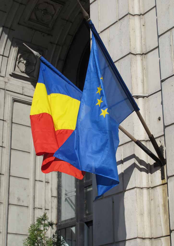 Die rumänische und europäische Flagge