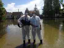 Kameramann Ivan Cvirn und Mitareiter Gordan Godec in den Fluten von Gunja. Foto: BR | Gordan Godec