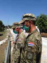 Alle Soldaten tragen aus Sorge vor Seuchen einen Mundschutz. Foto: BR | Gordan Godec