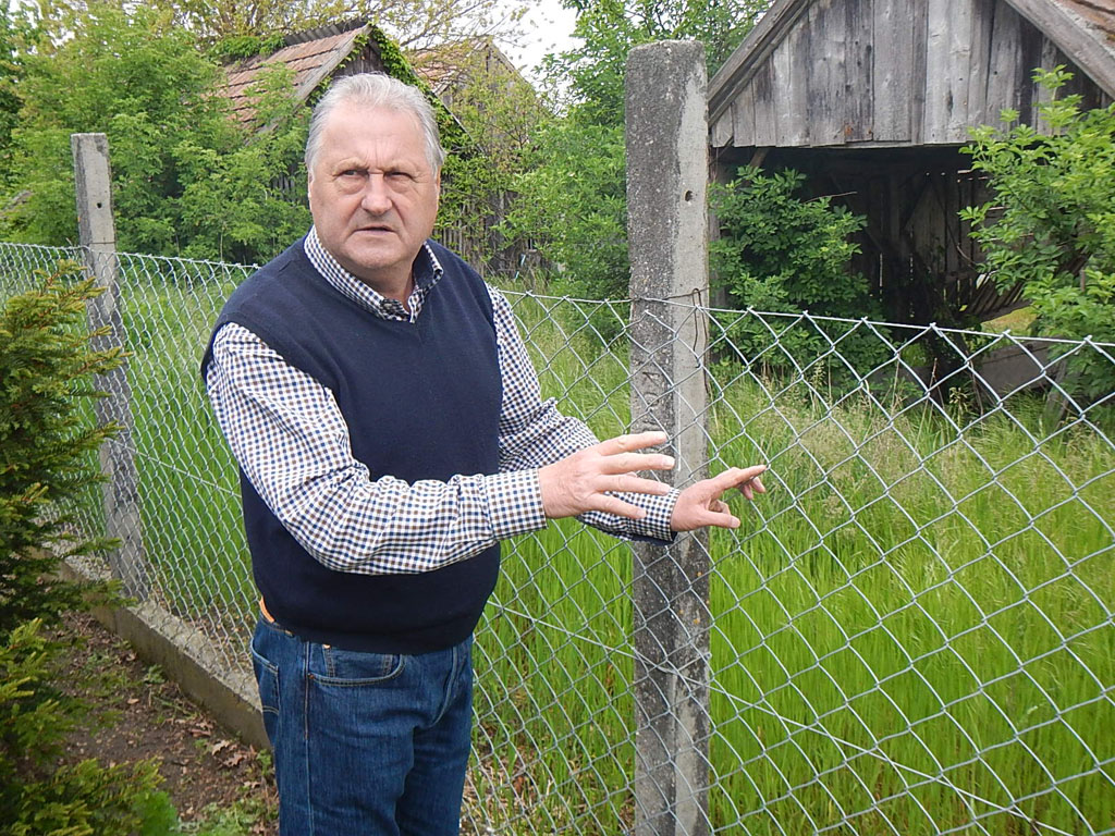 Der frühere Grenzbeamte Arpad Bella hat seinen Gartenzaun aus Originaldraht und Originalpfeilern der früheren Grenzanlagen gefertigt. - Foto: BR | Attila Poth