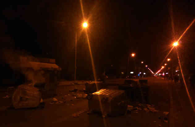 Ausgebrannte Mülltonnen auf der Straße. Foto: www.novatv.mk