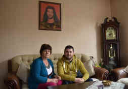 Elizabeth Hamza musste hart arbeiten, um ihrem Sohn das Studium zu ermöglichen. Foto: BR | Dardan Sadriu