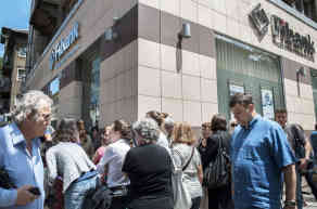 Menschenschlange vor einer Filiale der bulgarischen First Investment Bank (Fibank) in Sofia am 27.06.2014 - Foto: picture alliance / dpa