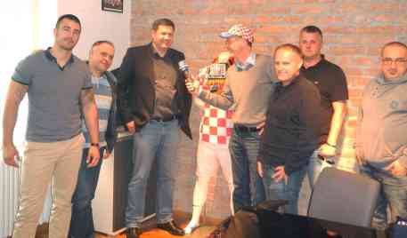 Gruppenbild des Fanclubs "Immertreu" aus Zagreb mit ARD Korrespondent Ralf Borchard in der Mitte - Foto: BR | Stjepan Milcic