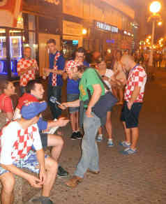 Interview mit enttäuschten Fans nach dem Spiel Kroatien-Mexiko - Foto: BR | Stjepan Milcic