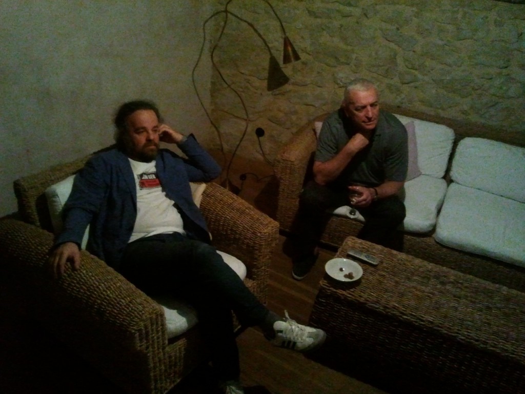 Miljenko Jergovic schaut das Spiel zusammen mit seinem montenegrinischen Freund und Schriftsteller Milorad Popovic bei einer Kultur-Konferenz im Hotel Balatura (Kroatien)
