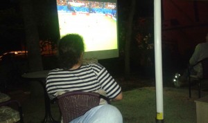 Miljenko Jergovic schaut sich den 4:0 Sieg der Kroaten über Kamerun in einem Belgrader Biergarten an.