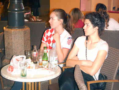 Kroatische Fans vor Ende des Spiels gegen Mexiko - Glück sieht anders aus. - Foto: BR | Stjepan Milcic